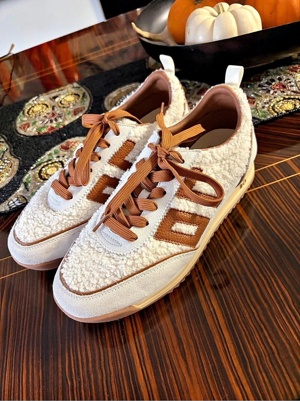 Back70 Shearling White & Brown Sneakers size 39
Like New